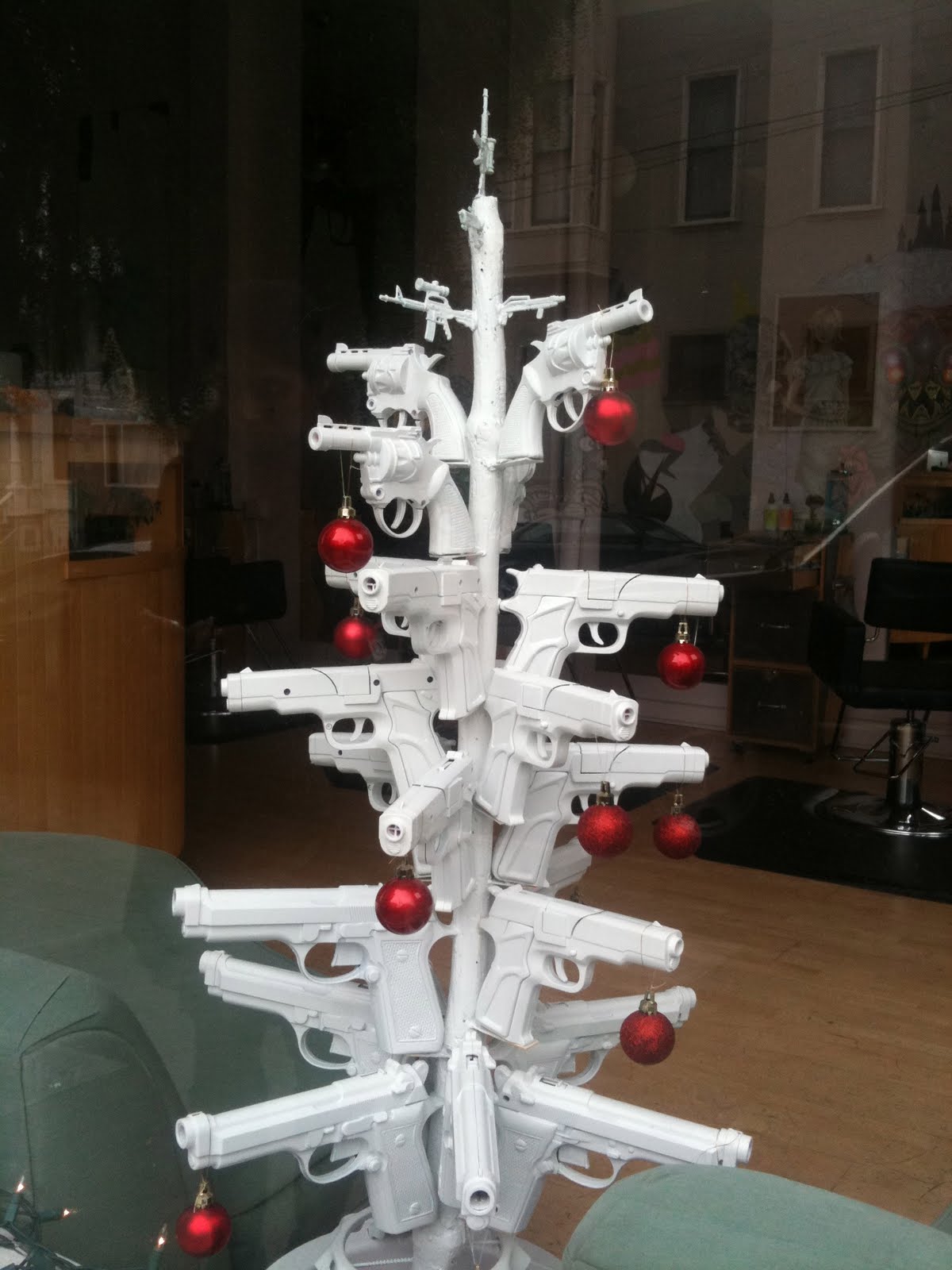GUN-CHRISTMASTREE
