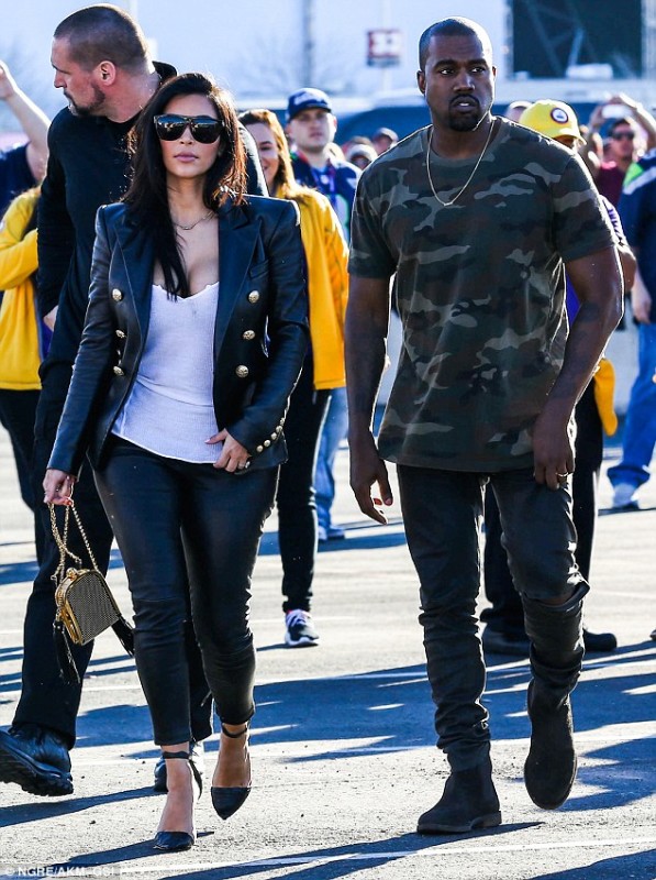 25423F4900000578-2935848-Ready_for_some_football_Kim_Kardashian_and_Kanye_West_look_casua-m-36_1422852538807