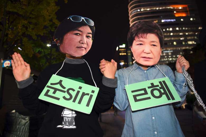 Διαδηλωτές με μάσκες της Choi στους δρόμους της Σεούλ