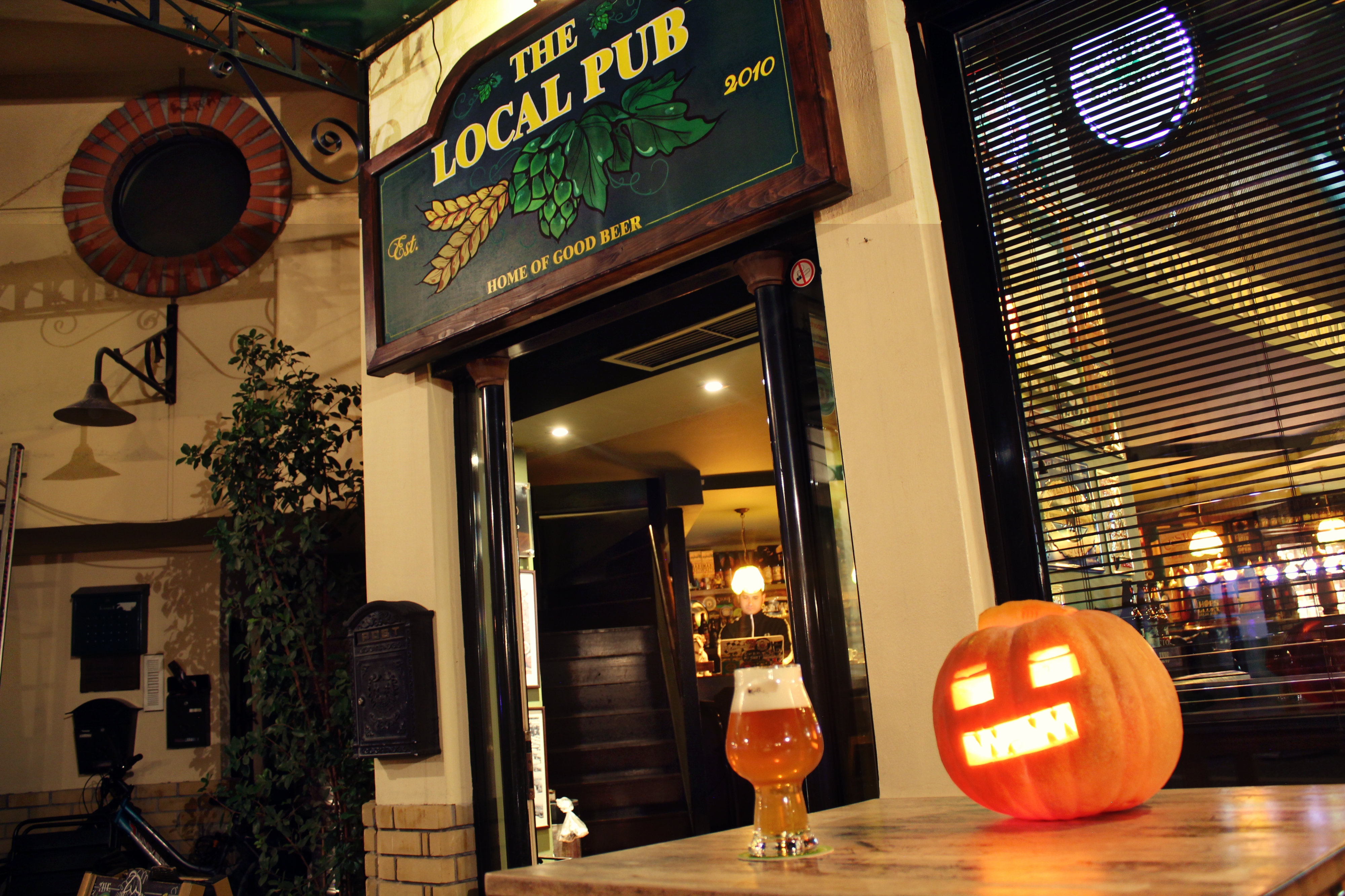 H Local Pub στο Χαλάνδρι είναι το βασικό σημείο πώλησης της Menace στην Αθήνα