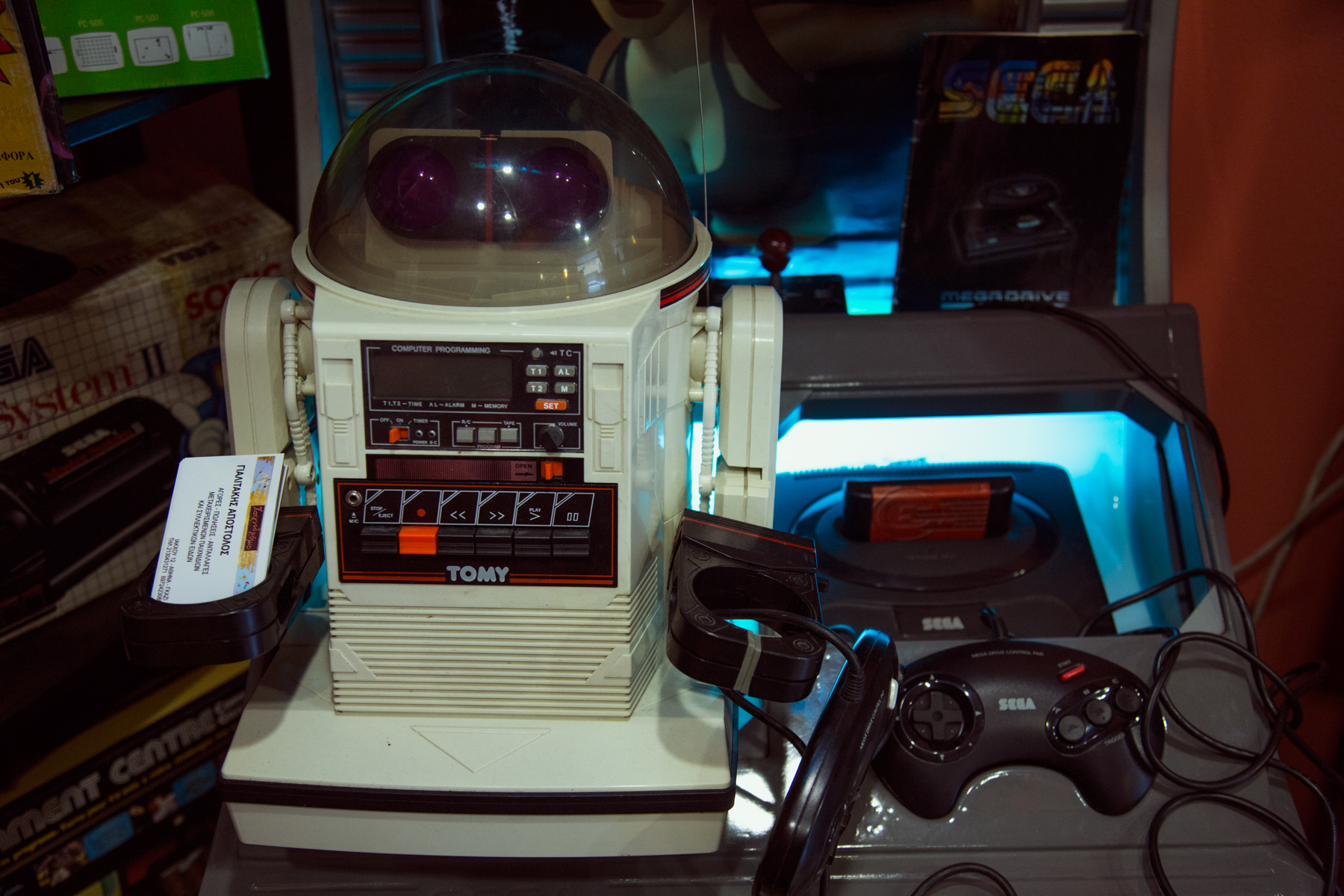 O Tomy, το ρομποτάκι που δούλευε με κασέτα, ποζάρει δίπλα σ'ένα Mega Drive