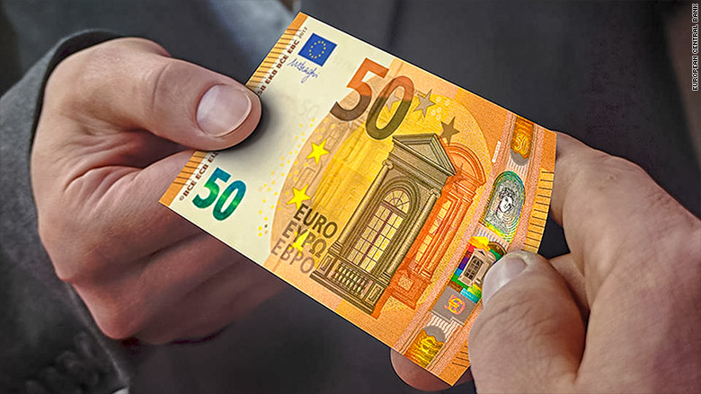Δύο άντρες τσακώνονται για το ποιος θα πάρει το νέο χαρτονόμισμα των 50 ευρώ με χρώμα πάπρικας