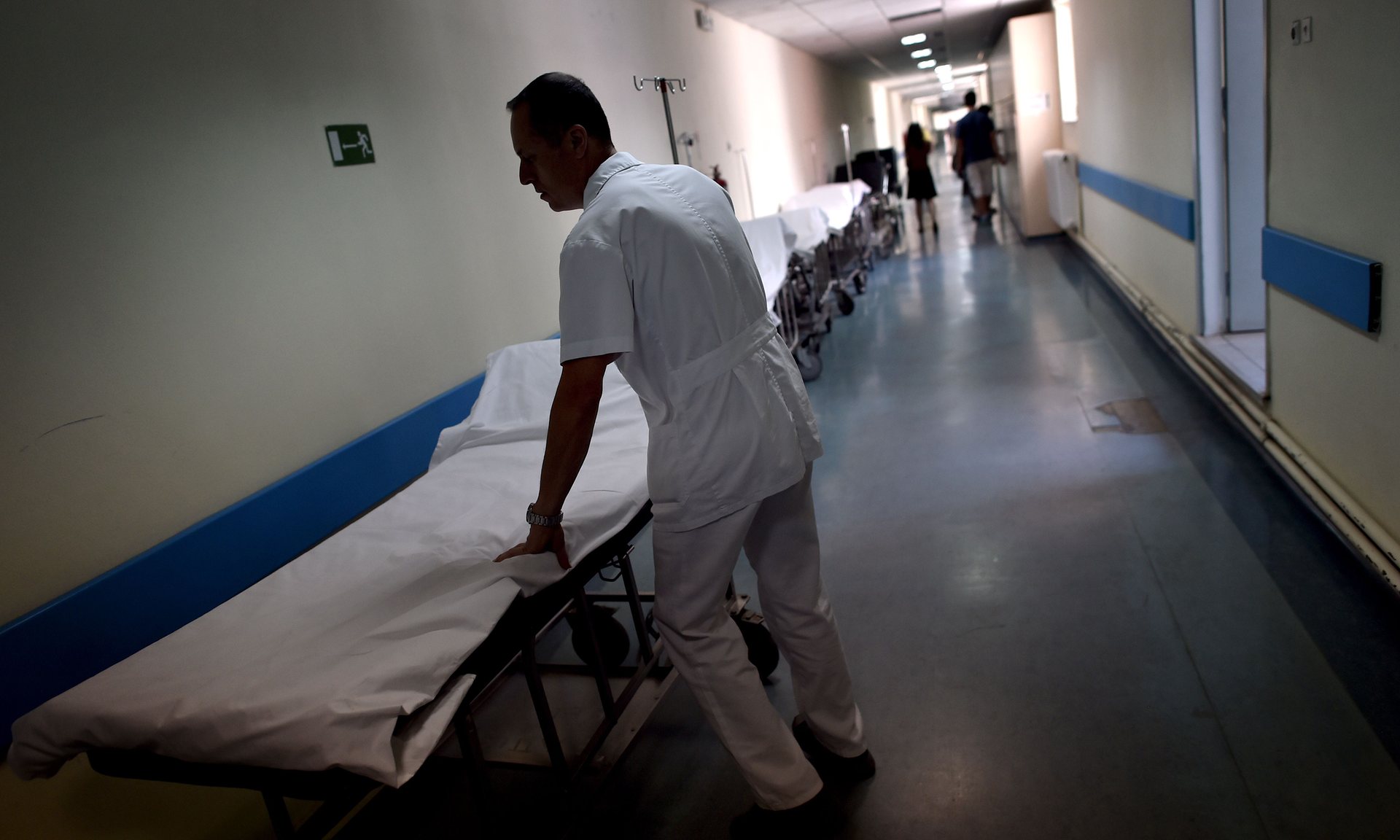Ένας νοσοκόμος σε δημόσιο νοσοκομείο στην Αθήνα. Πολλοί γιατροί και νοσοκόμοι εργάζονται υπερωρίες ώστε να μην καταρρεύσει το σύστημα δημόσιας υγείας. Φωτογραφία: Aris Messinis/AFP/Getty Images
