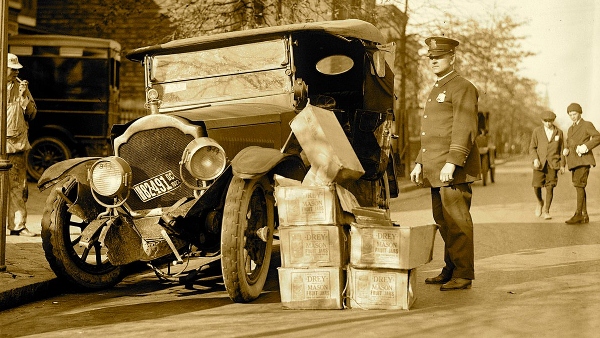 the_roaring_20s__bootlegger__s_car_1922__by_theroaring20s-d500gkr (600x338)