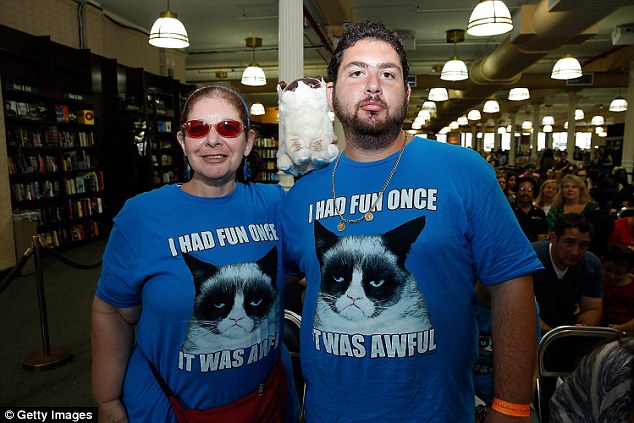 23D77CA800000578-2864212-Hundreds_attended_a_Grumpy_Cat_book_event_at_Barnes_Noble_in_New-a-20_1417963546074