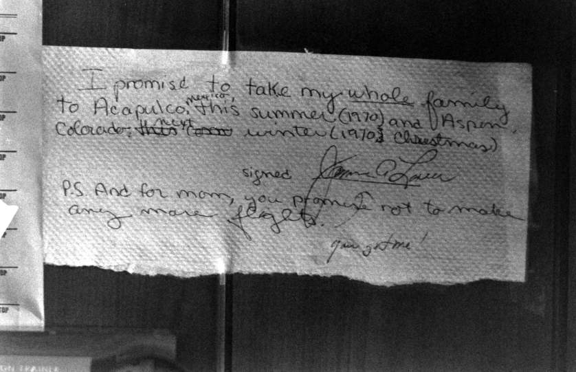 Χειρόγραφο σημείωμα του Λόβελ που υποσχόταν ότι θα γυρίσει απ'το φεγγάρι και θα πάει διακοπές με την οικογένειά του. ΓΙΑΤΙ ΤΑ ΚΑΝΑΝΕ ΟΛΑ ΤΟΣΟ ΣΥΓΚΙΝΗΤΙΚΑ Σ'ΑΥΤΟ ΤΟ ΣΠΙΤΙ;