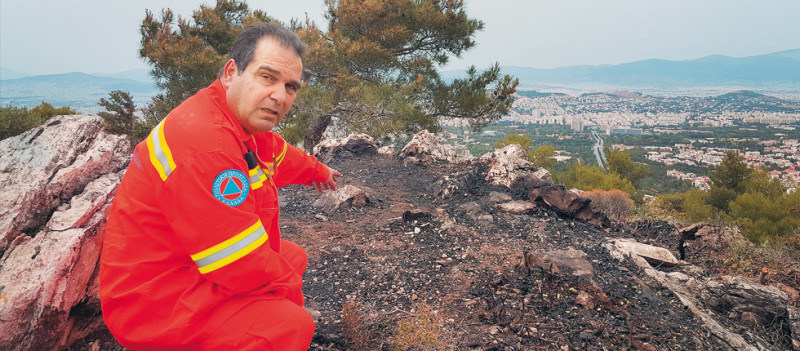 Ο επικεφαλής της Δασοπροστασίας, Βαγγέλης Στογιάννης, δείχνει στον φακό του «Εθνους» τα αποκαΐδια του παρατηρητηρίου που έκαψαν άγνωστοι στις 22 Μαΐου