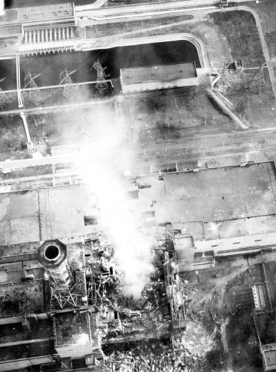 Chernobyl_burning-aerial_view_of_core