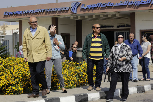 Συγγενείς των επιβατών της πτήσης στο αεροδρόμιο του Καΐρου