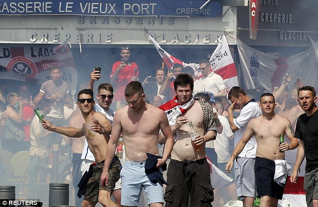 3528078700000578-3636963-The_England_fans_hurled_bottles_at_the_opposition_supporters_as_-a-2_1465674660506