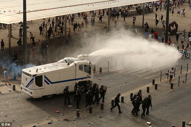352914BE00000578-3636963-Riot_police_use_water_cannon_to_blast_jets_into_crowds_of_clashi-a-11_1465675999714