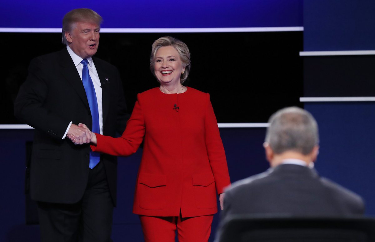 epa05557743 Democrat Hillary Clinton (R) and Republican Donald Trump (L) shake hands at the end of the first Presidential Debate at Hofstra University in Hempstead, New York, USA, 26 September 2016. The only Vice Presidential debate will be held on 04 October in Virginia, and the second and third Presidential Debates will be held on 09 October in Missouri and 19 October in Nevada. EPA/JUSTIN LANE