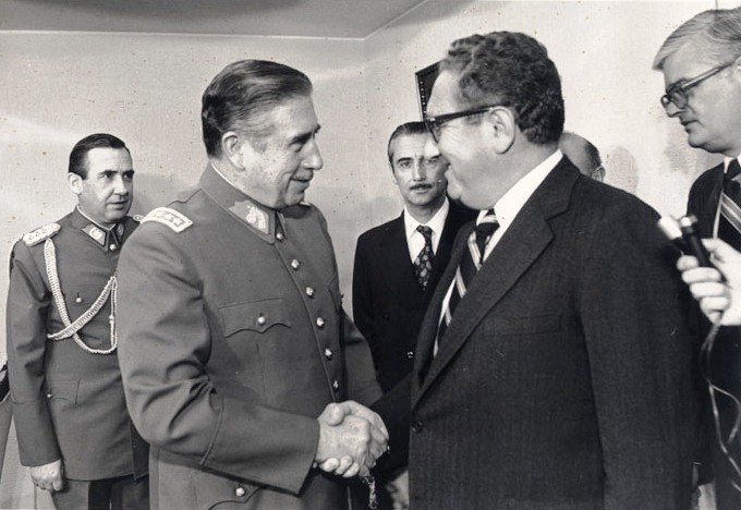 "Δε βλέπω γιατί πρέπει να στεκόμαστε στο πλάι και να βλέπουμε μια χώρα να ρέπει στον κομμουνισμό, λόγω της ανευθυνότητας του λαού της. Τα ζητήματα είναι πολύ πιο σοβαρά για να αφεθούν στους Χιλιανούς ψηφοφόρους να αποφασίσουν" Henry Kissinger, στη φώτο με τον Augusto Pinochet 