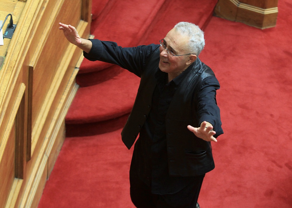 Ο βουλευτής των ΑΝΕΛ Κώστας Ζουράρις κατά την τελετή ορκωμοσίας των νέων βουλευτών στη Βουλή, Πέμπτη 5 Φεβρουαρίου 2015. Πραγματοποιήθηκε στην ολομέλεια της Βουλής η ορκωμοσία των βουλευτών που εξελέγησαν στις εκλογές του Ιανουαρίου. ΑΠΕ-ΜΠΕ/ΑΠΕ-ΜΠΕ/ΣΥΜΕΛΑ ΠΑΝΤΖΑΡΤΖΗ