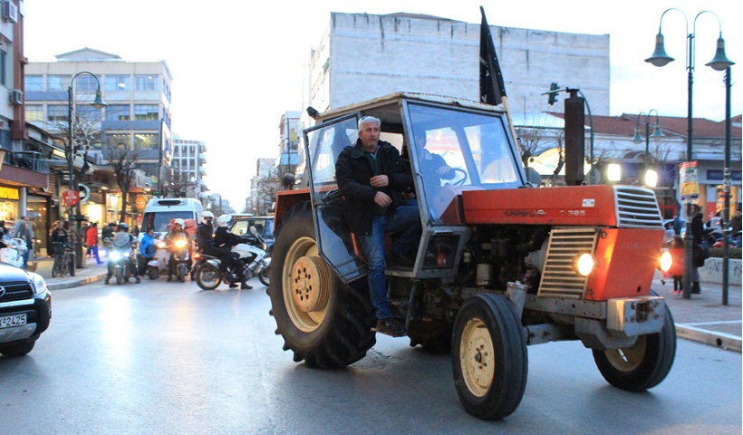 Αγρότες με τα τρακτέρ τους, περνούν από κεντρικούς δρόμους της Λάρισας κορνάροντας και καταλήγοντας στην κεντρική πλατεία της πόλης, την Παρασκευή 3 Φεβρουαρίου 2017. Από το μπλόκο της Νίκαιας την Κυριακή, οι αγρότες με τα τρακτέρ τους θα προχωρήσουν τελικά σε αποκλεισμό και της κοιλάδας των Τεμπών όπως ανακοίνωσε ο πρόεδρος της Ομοσπονδίας Αγροτικών Συλλόγων Λάρισας και μέλος της επιτροπής του μπλόκου της Νίκαιας, Ρίζος Μαρούδας, από το βήμα της σημερινής αγροτικής συγκέντρωσης που πραγματοποιήθηκε στο κέντρο της Λάρισας. ΑΠΕ ΜΠΕ/ΑΠΕ ΜΠΕ/STR